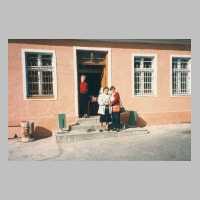 105-1543 Eingang zum Pfarrhaus am Martplatz 1. Im Bild Frau Herta Grau mit Tochter Ursula im Jahre 1993.jpg